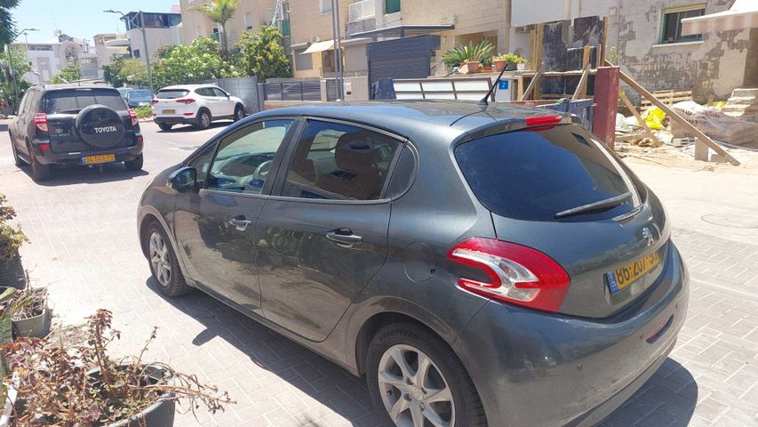 פיג'ו 208