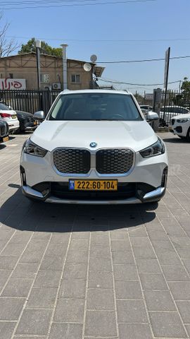 ב מ וו IX1