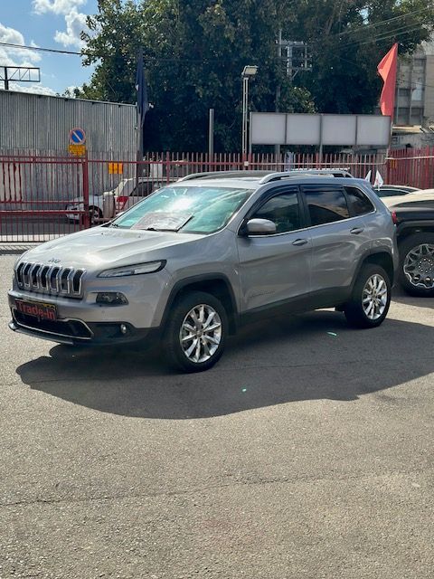 מודעת רכב ג'יפ צ'ירוקי