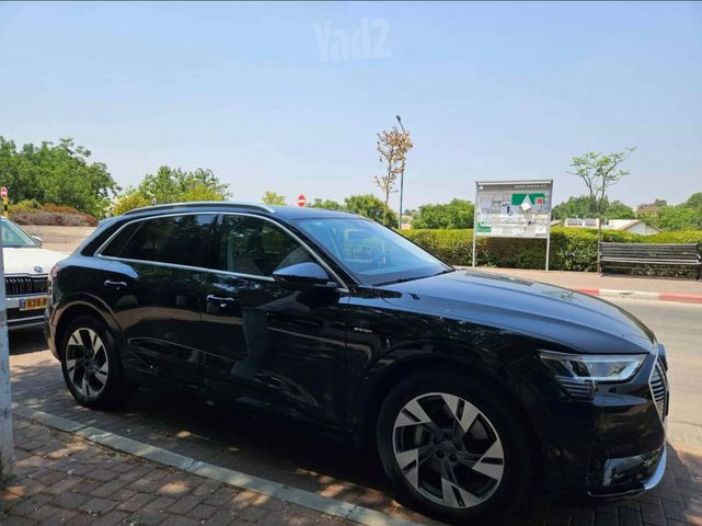 מודעת רכב אאודי E-tron