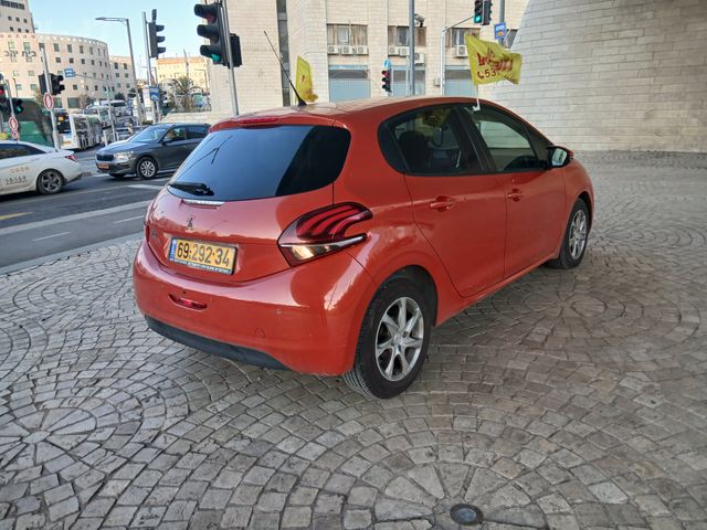 פיג'ו 208