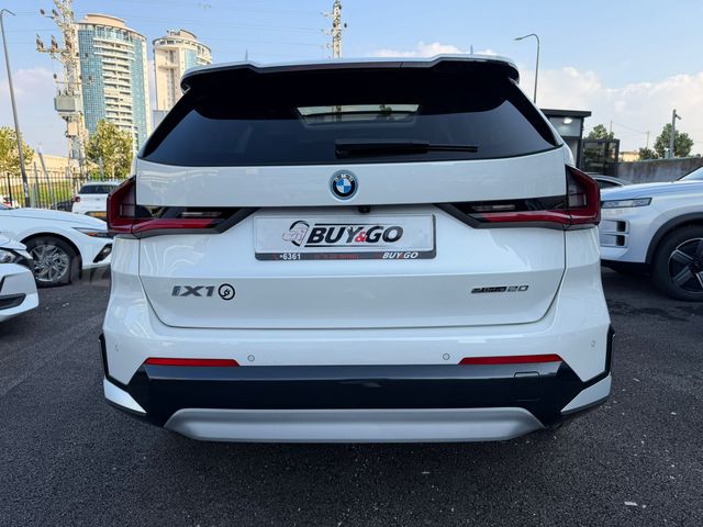 ב מ וו IX1
