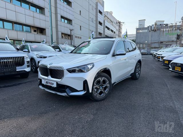 ב מ וו IX1