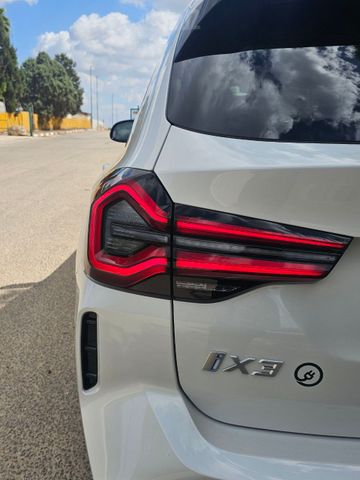 ב מ וו iX3