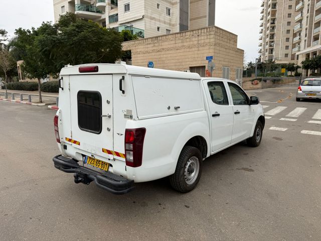 איסוזו די-מקס