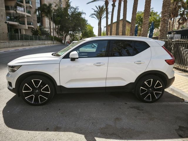 מודעת רכב וולוו XC40