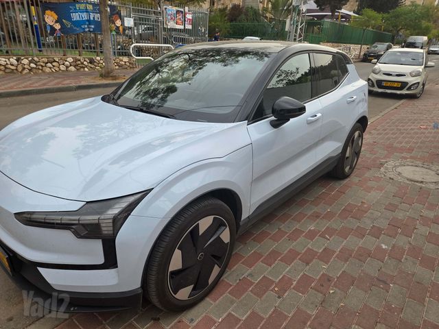 וולוו EX30
