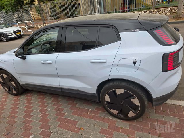 וולוו EX30
