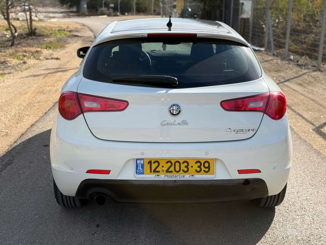 אלפא רומיאו ג'ולייטה