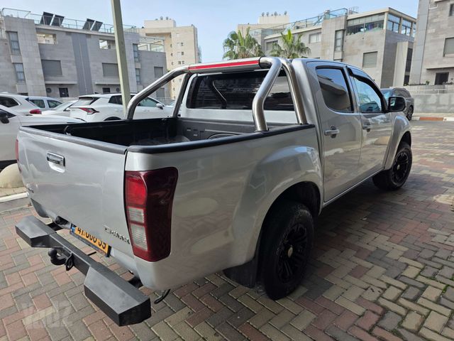 איסוזו די-מקס