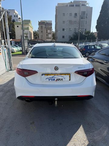 אלפא רומיאו ג'וליה