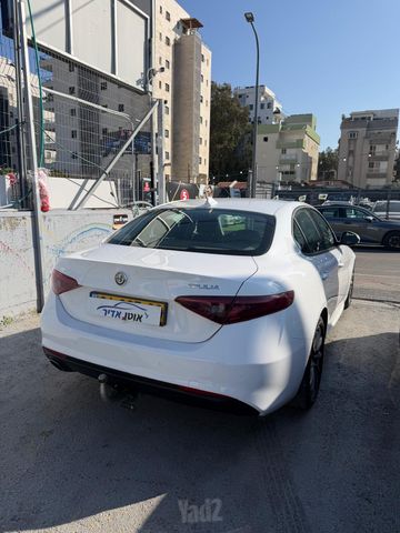 אלפא רומיאו ג'וליה
