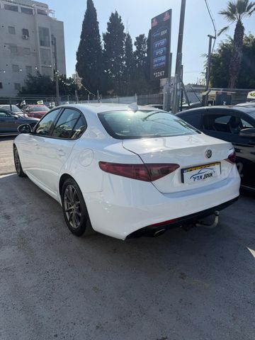 אלפא רומיאו ג'וליה