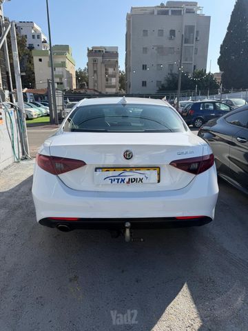 אלפא רומיאו ג'וליה