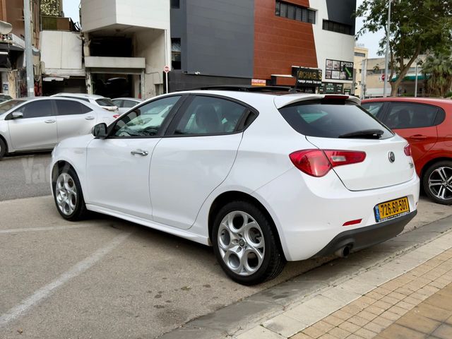 אלפא רומיאו ג'ולייטה