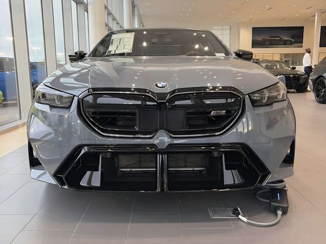ב מ וו M5