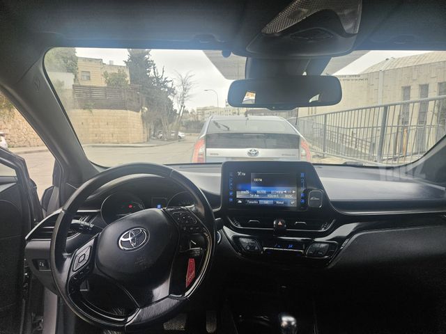 מודעת רכב טויוטה C-HR