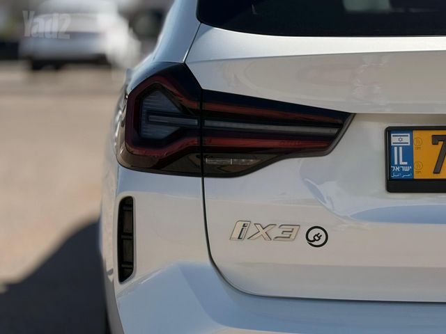 ב מ וו iX3