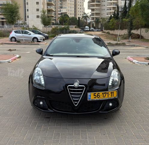 מודעת רכב אלפא רומיאו ג'ולייטה