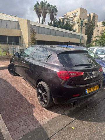 מודעת רכב אלפא רומיאו ג'ולייטה