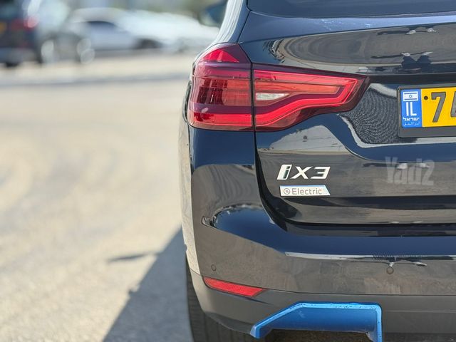 ב מ וו iX3