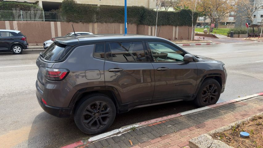 מודעת רכב ג'יפ קומפאס