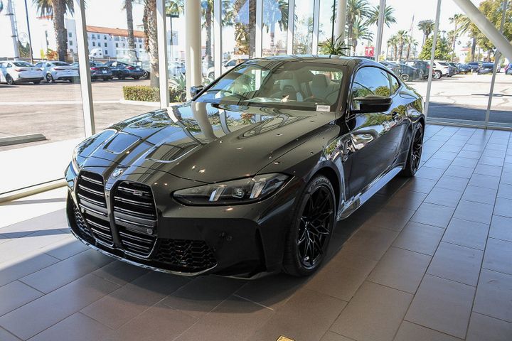 ב מ וו M4