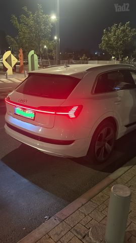 מודעת רכב אאודי E-tron