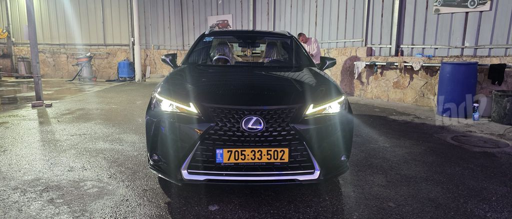 מודעת רכב לקסוס UX