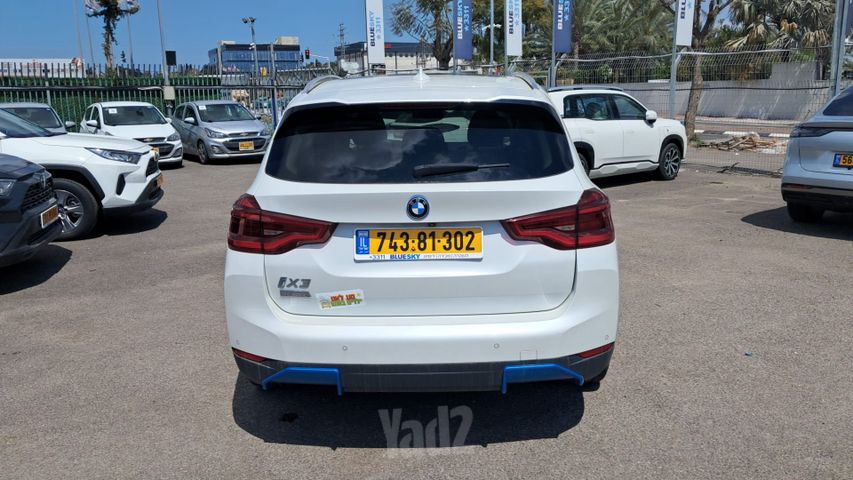 ב מ וו iX3