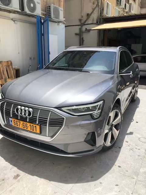 מודעת רכב אאודי E-tron