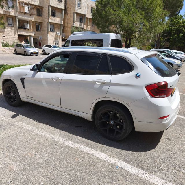 ב מ וו X1