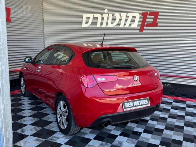 אלפא רומיאו ג'ולייטה