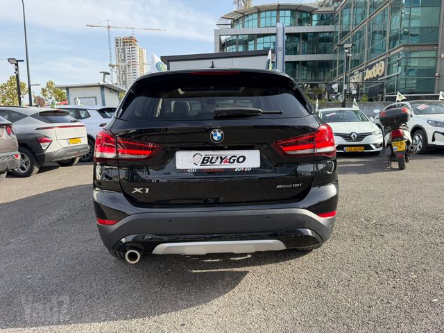 ב מ וו X1