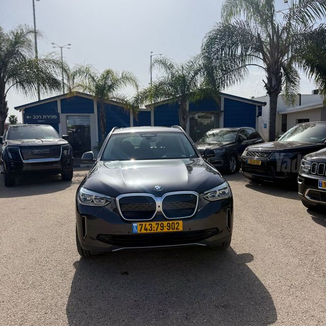 ב מ וו iX3
