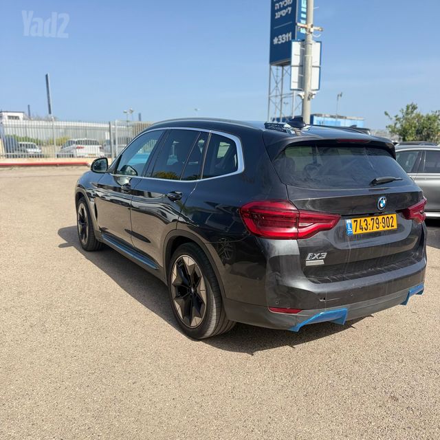 ב מ וו iX3