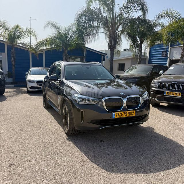ב מ וו iX3