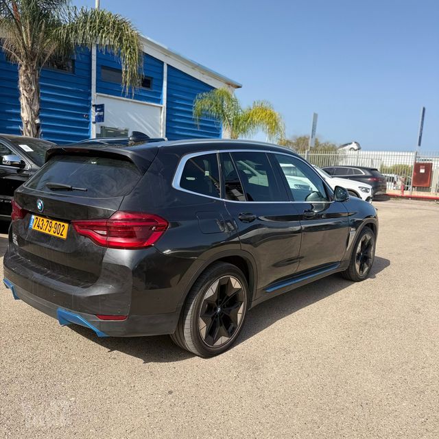 ב מ וו iX3