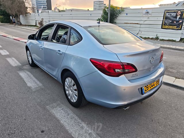 אופל אסטרה