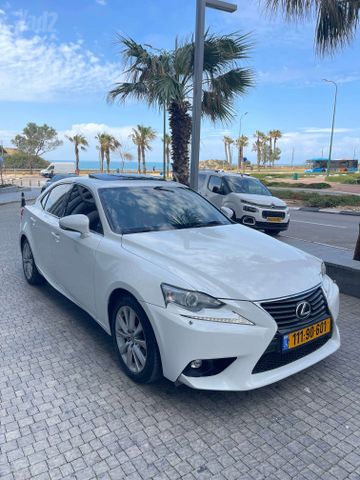לקסוס IS