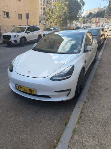 מודעת רכב טסלה מודל 3