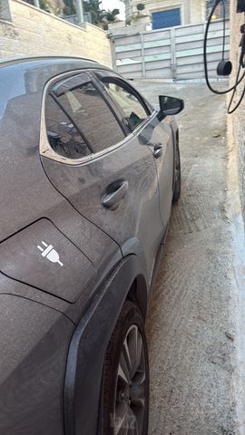 מודעת רכב לקסוס UX