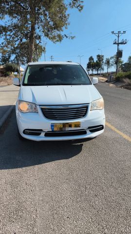 מודעת רכב קרייזלר גראנד וויאג'ר