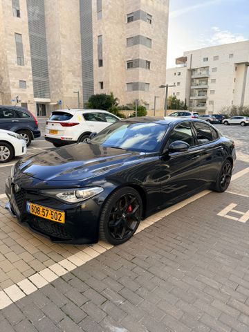 מודעת רכב אלפא רומיאו ג'וליה