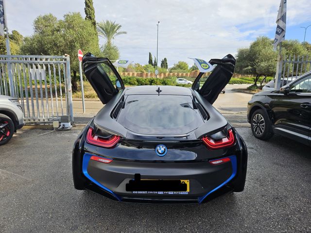 ב מ וו i8