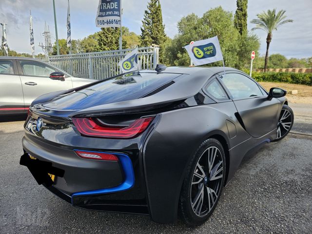 ב מ וו i8