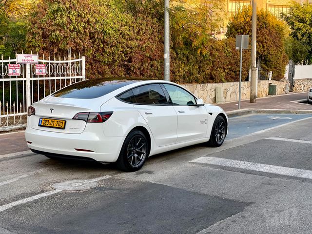 מודעת רכב טסלה מודל 3