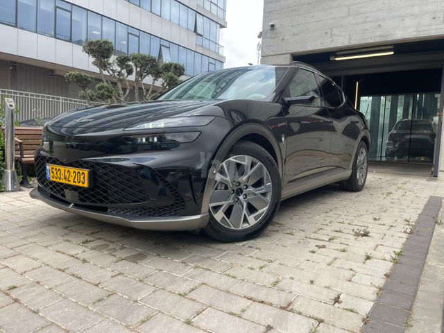 מודעת רכב ג'נסיס GV60