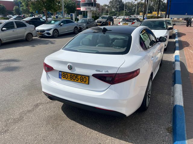 אלפא רומיאו ג'וליה