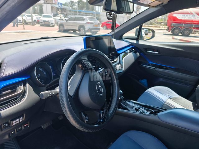 מודעת רכב טויוטה C-HR